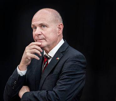 Kritik af Søren Gades dobbeltrolle breder sig til over midten